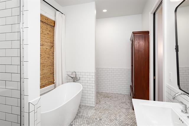 Florence, Alabama, 35630, United States, 4 Bedrooms Bedrooms, ,4 BathroomsBathrooms,Residential,For Sale,1988218