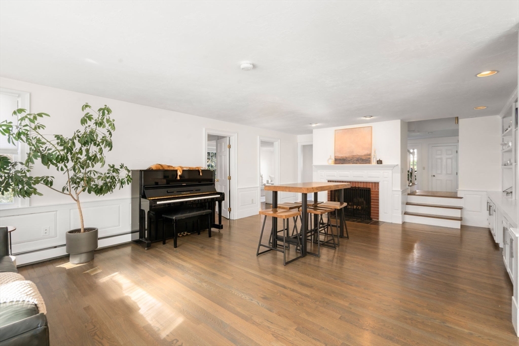 Walpole, Massachusetts, 02081, United States, 4 Bedrooms Bedrooms, ,4 BathroomsBathrooms,Residential,For Sale,1987866