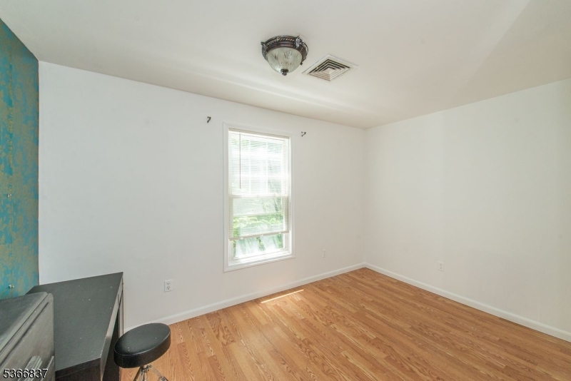Pompton Lakes Boro, New Jersey, 07442, United States, 3 Bedrooms Bedrooms, ,3 BathroomsBathrooms,Residential,For Sale,1875678