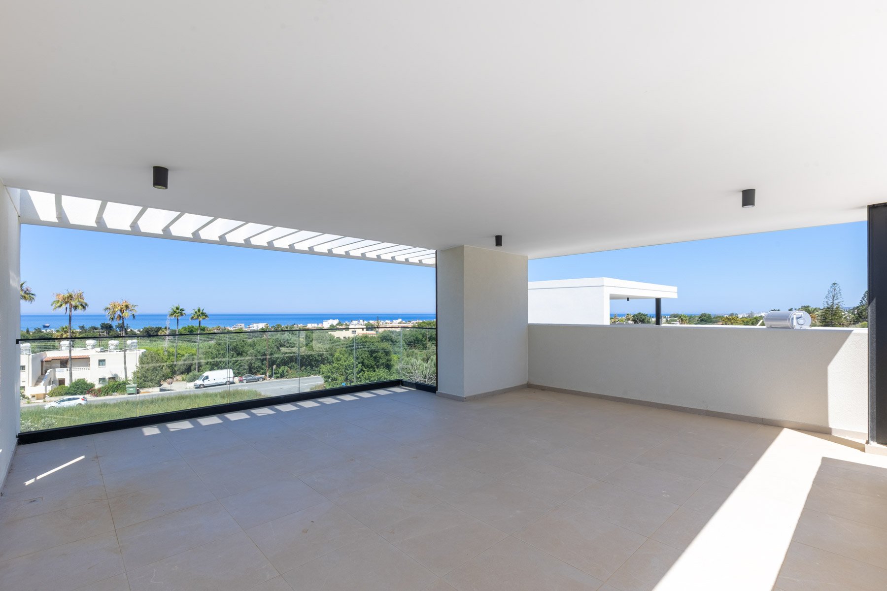  Three-Bedroom Villa with Rooftop Sea Views in a Gated Complex in Chlorakas - 物件實景