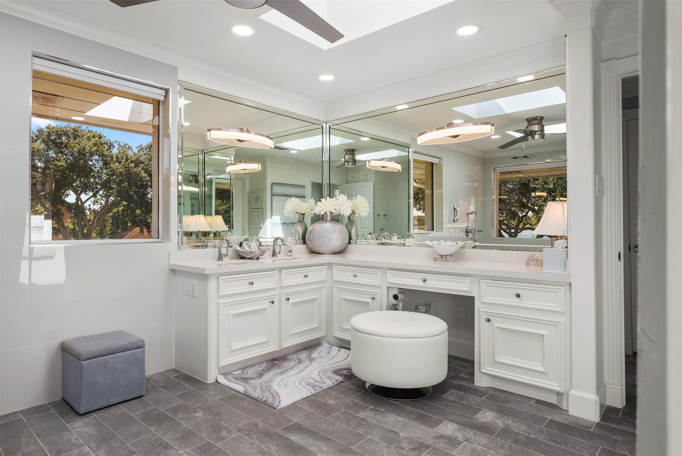 Nassau Bay, Texas, 77058, United States, 5 Bedrooms Bedrooms, ,5 BathroomsBathrooms,Residential,For Sale,1988330