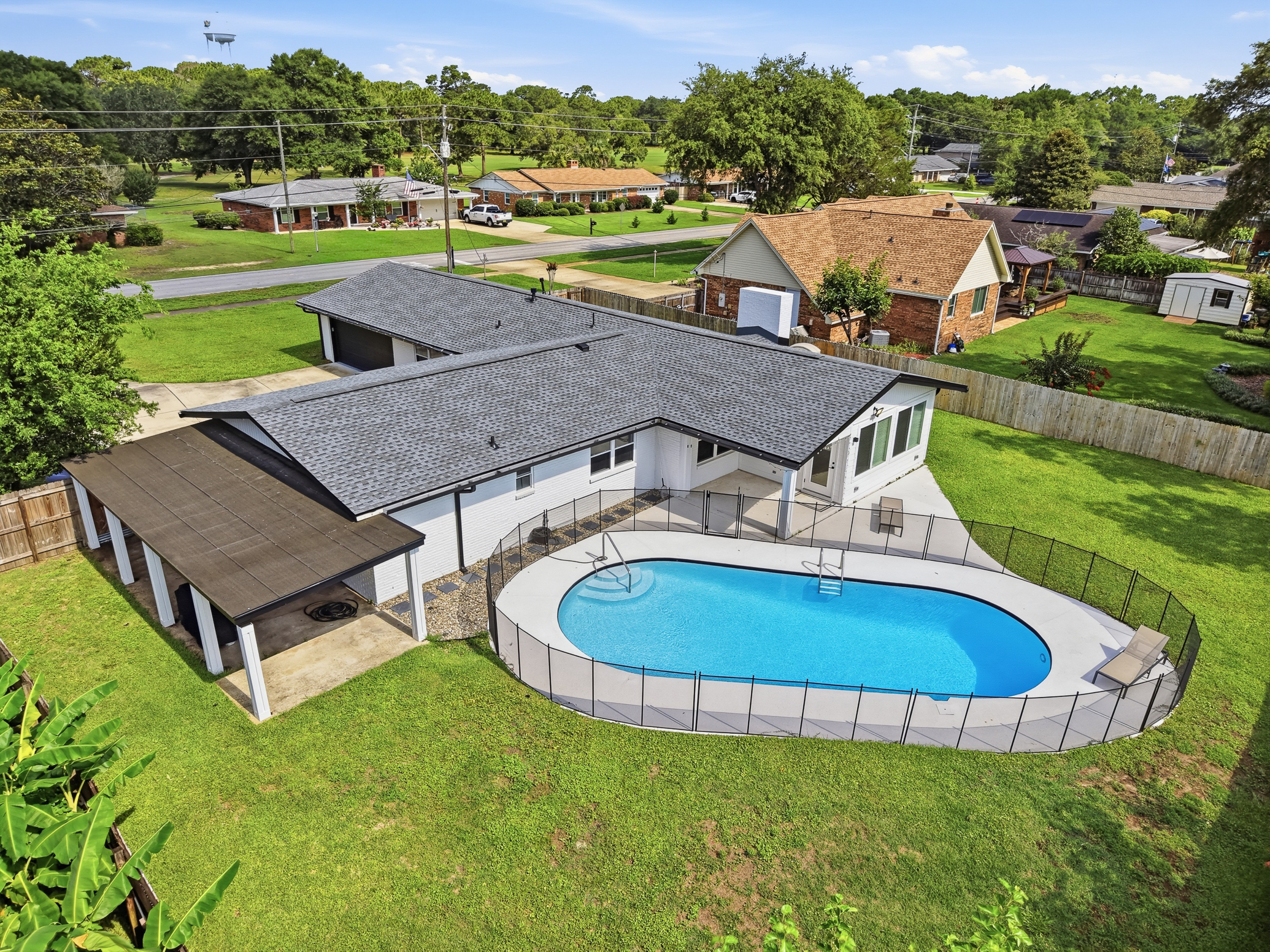  Move-In Ready Pool Home with Thoughtful Modern Updates - 物件實景