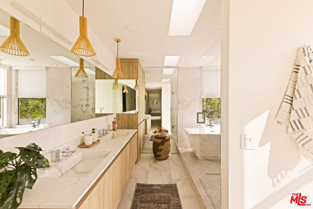 Los Angeles, California, 90046, United States, 4 Bedrooms Bedrooms, ,4 BathroomsBathrooms,Residential,For Sale,1912038