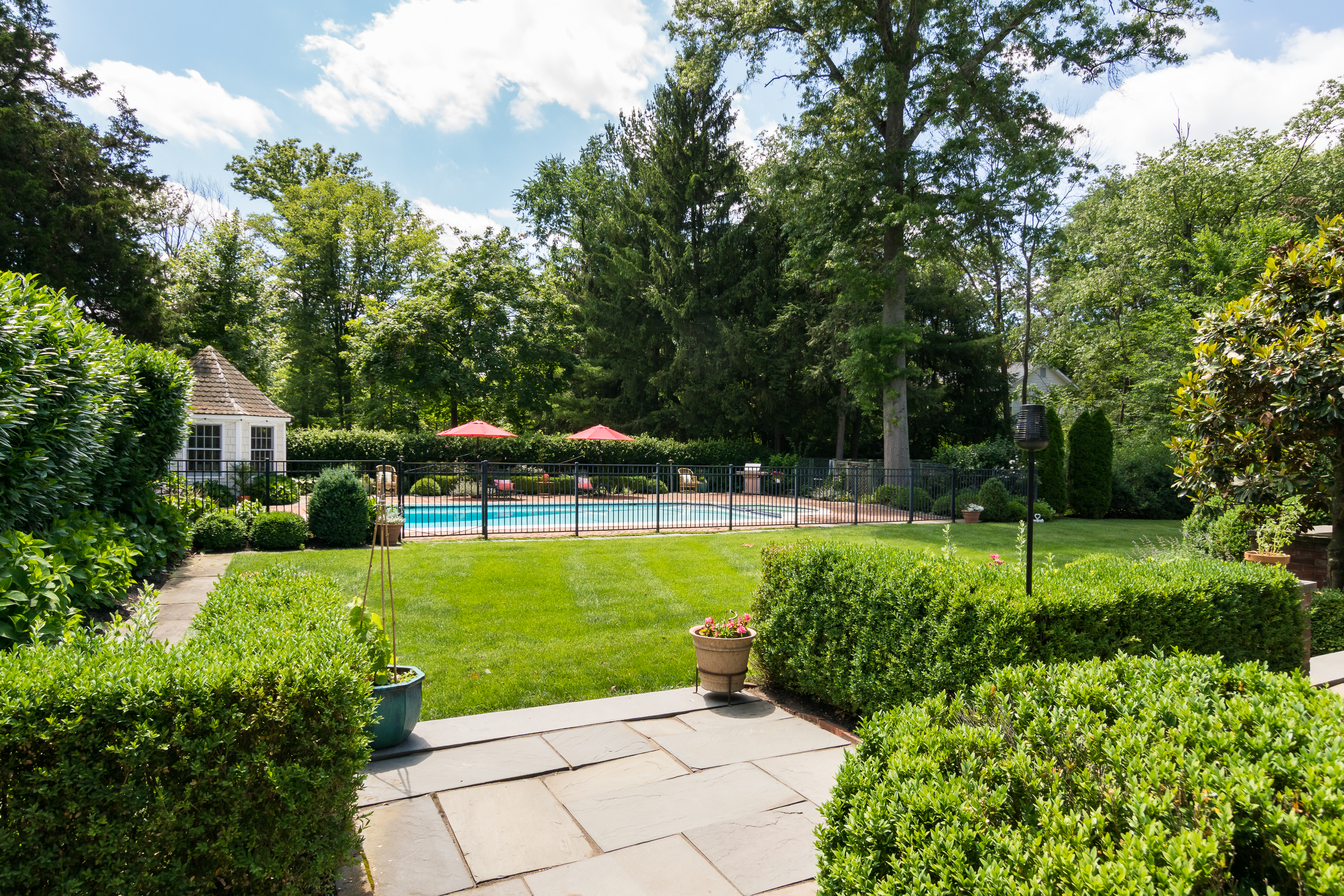  a gated western section home where  european gardens meet storybook style - 物件實景