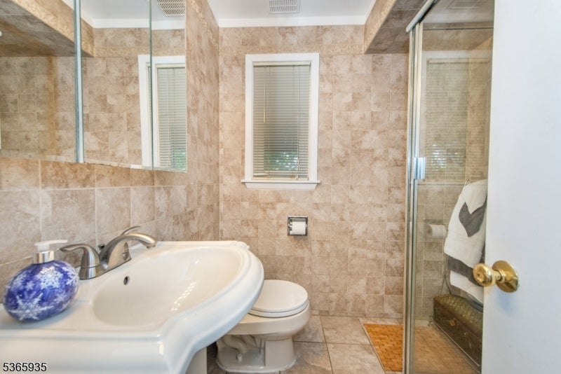 Wayne Twp., New Jersey, 07470, United States, 5 Bedrooms Bedrooms, ,3 BathroomsBathrooms,Residential,For Sale,1928449