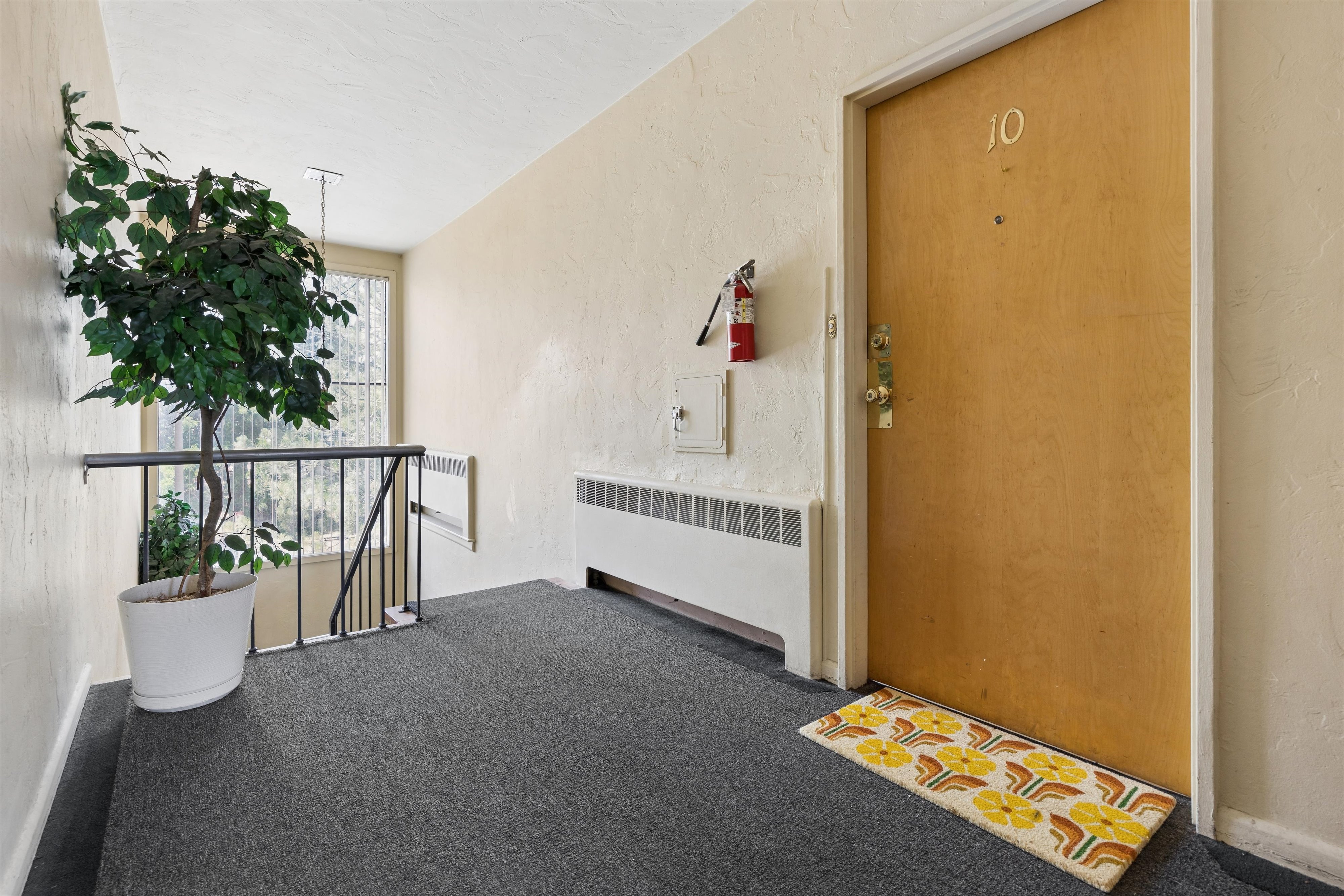  Perched atop a classic mid-century modern building in the heart of West Highland - 物件實景