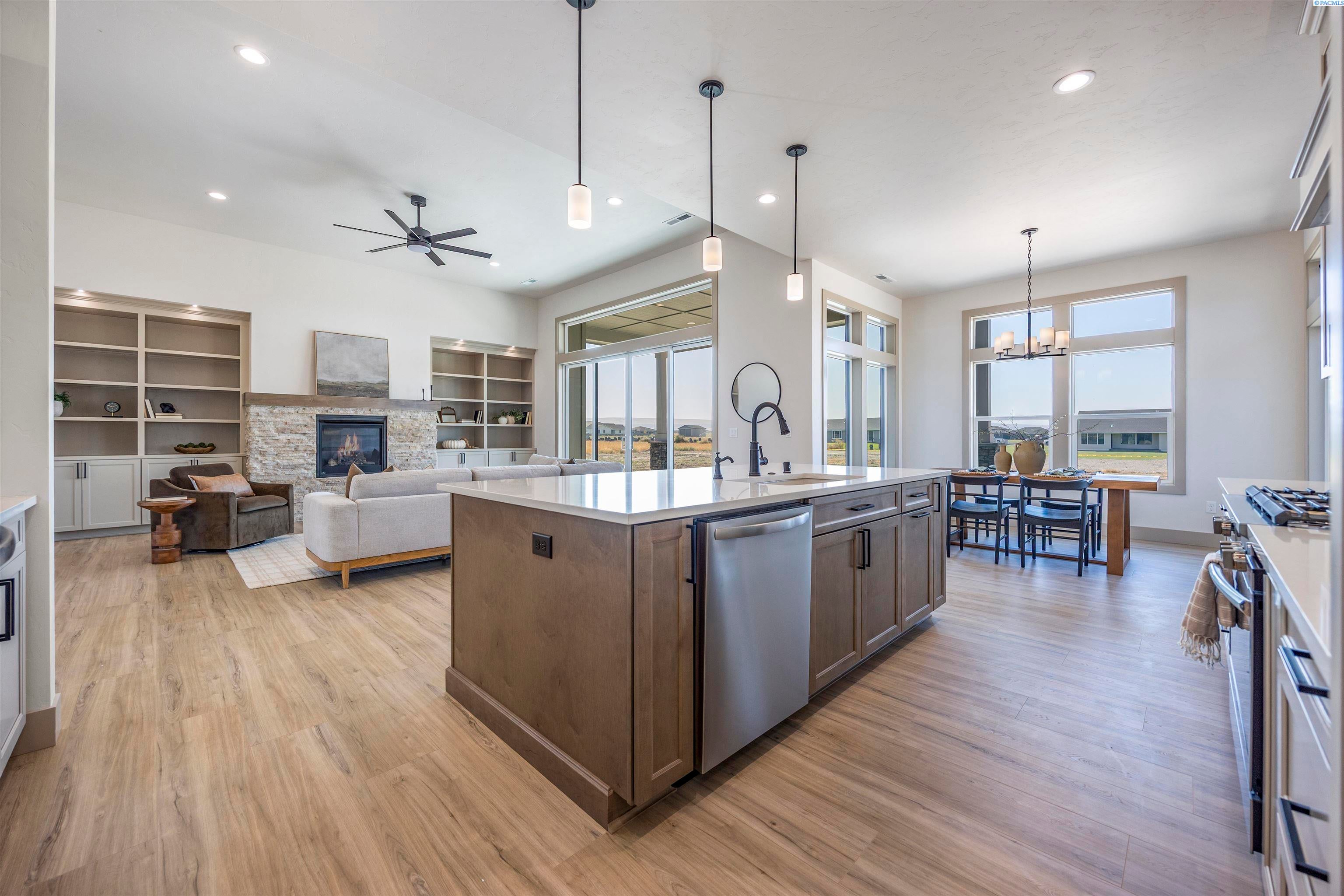 Kennewick, Washington, 99338, United States, 4 Bedrooms Bedrooms, ,3 BathroomsBathrooms,Residential,For Sale,2002511