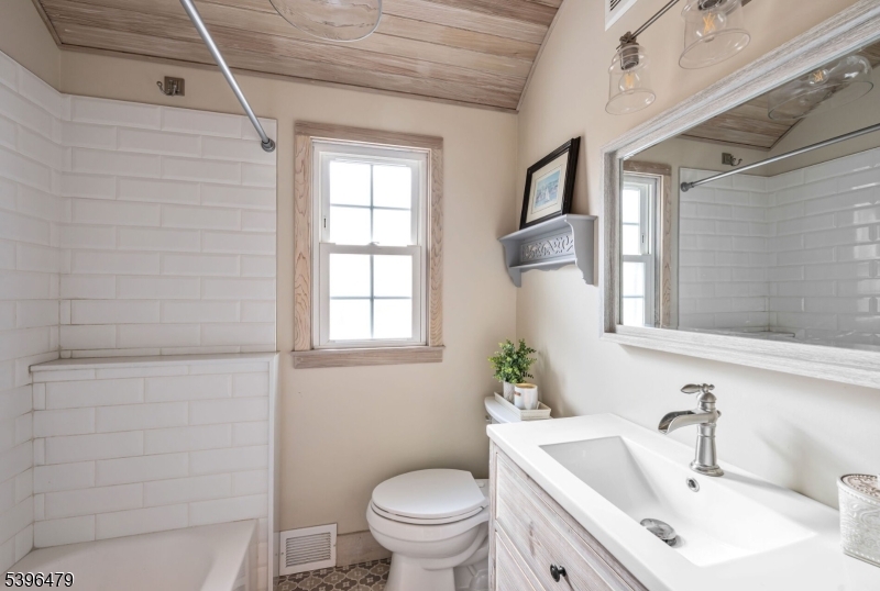 West Milford Twp., New Jersey, 07421, United States, 4 Bedrooms Bedrooms, ,3 BathroomsBathrooms,Residential,For Sale,1992089