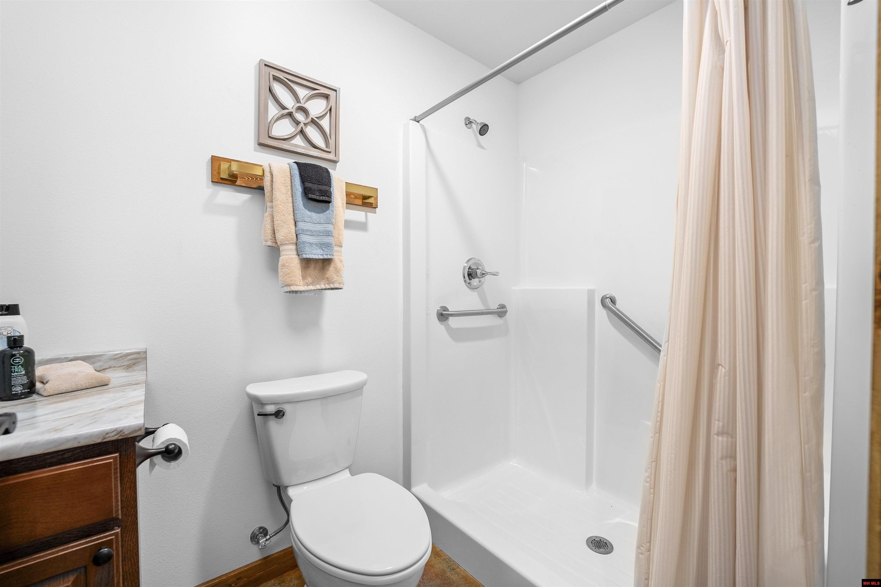 Norfork, Arkansas, 72658, United States, 4 Bedrooms Bedrooms, ,4 BathroomsBathrooms,Residential,For Sale,1976575