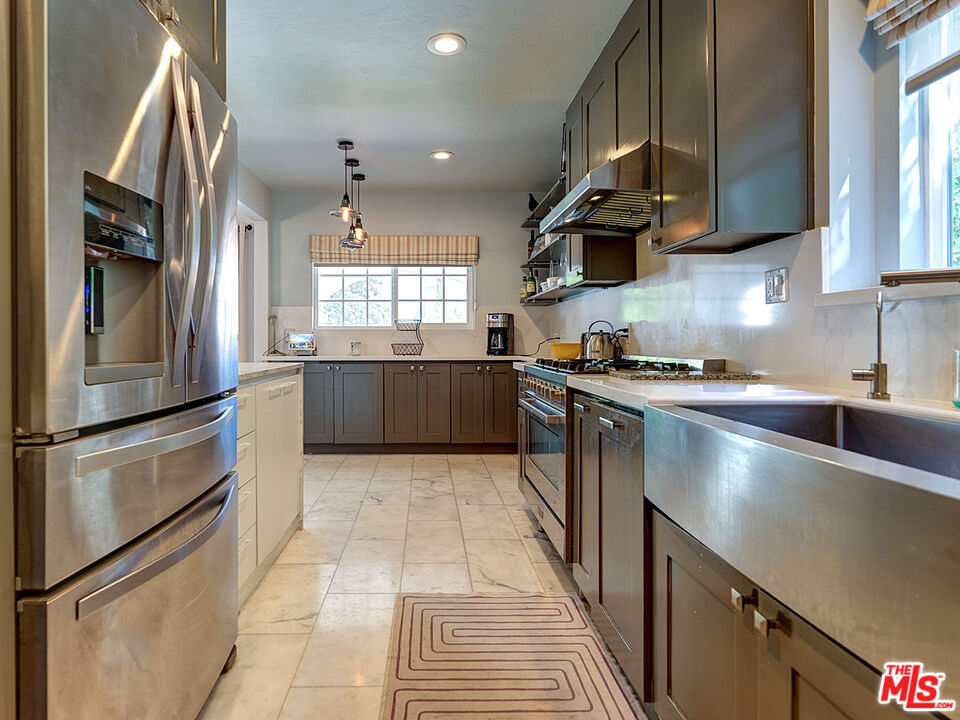 Los Angeles, California, 90019, United States, 4 Bedrooms Bedrooms, ,3 BathroomsBathrooms,Residential,For Sale,1924996
