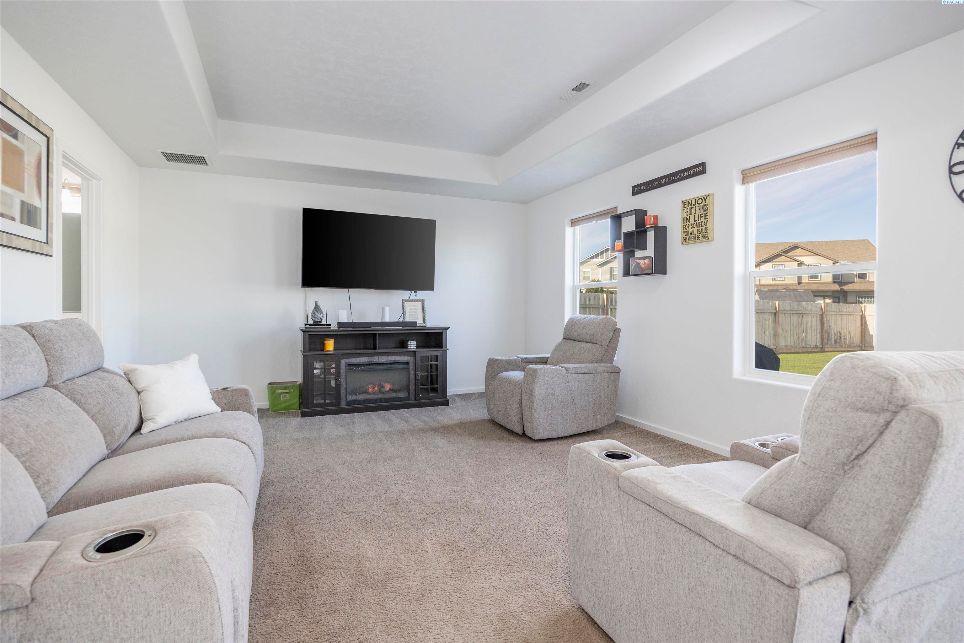 Pasco, Washington, 99301, United States, 4 Bedrooms Bedrooms, ,3 BathroomsBathrooms,Residential,For Sale,1974657