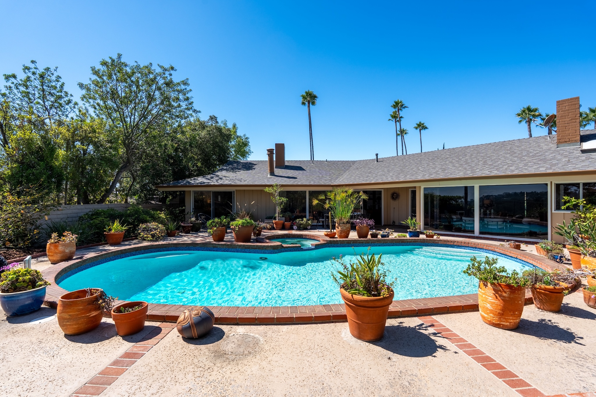  2200 Jeffersonia Way - 物件實景