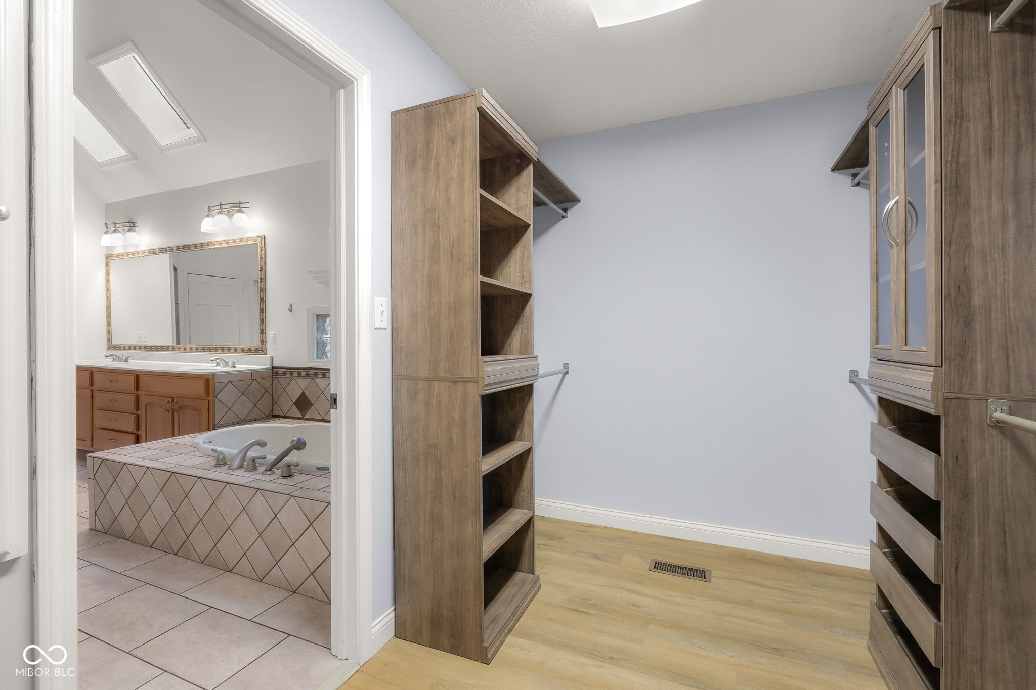 Columbus, Indiana, 47201, United States, 5 Bedrooms Bedrooms, ,6 BathroomsBathrooms,Residential,For Sale,1982008