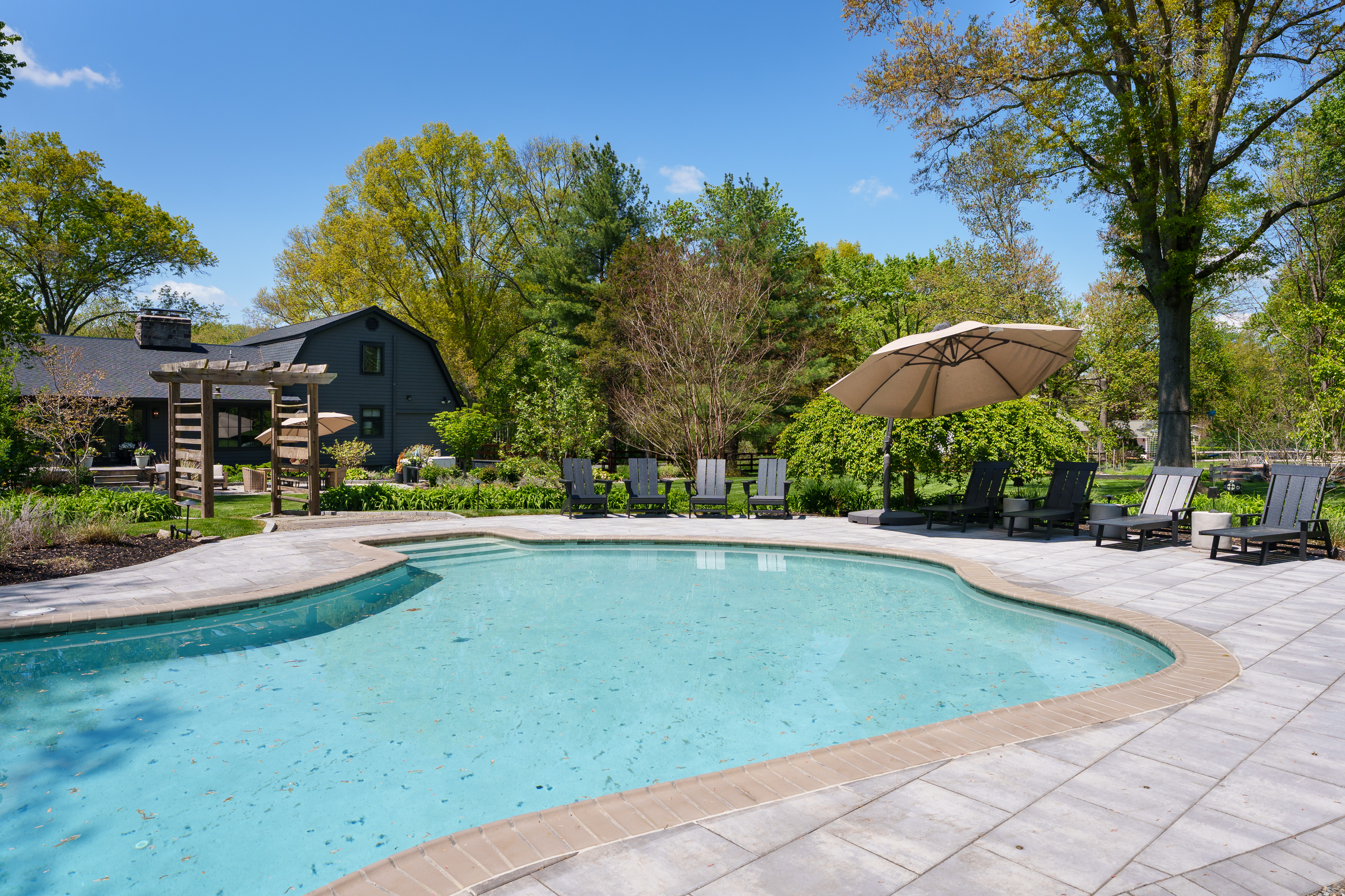  Turnkey Home Featuring Designer Kitchen, New Baths, and Resort-Style Yard - 物件實景