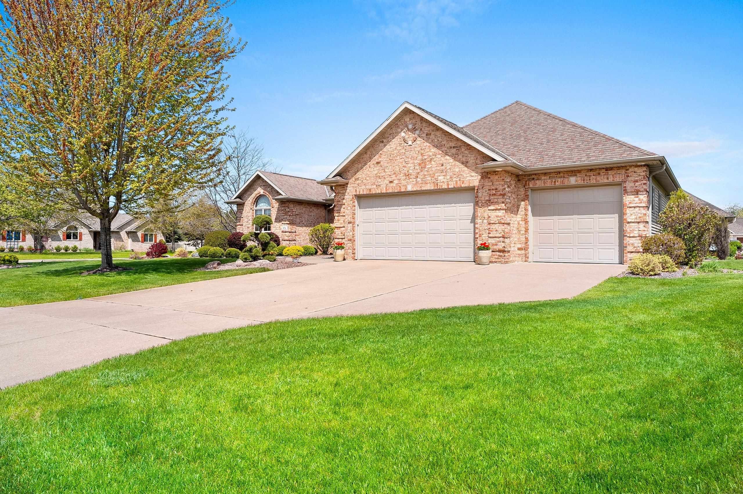 DE PERE, Wisconsin, 54115, United States, 3 Bedrooms Bedrooms, ,4 BathroomsBathrooms,Residential,For Sale,2048400