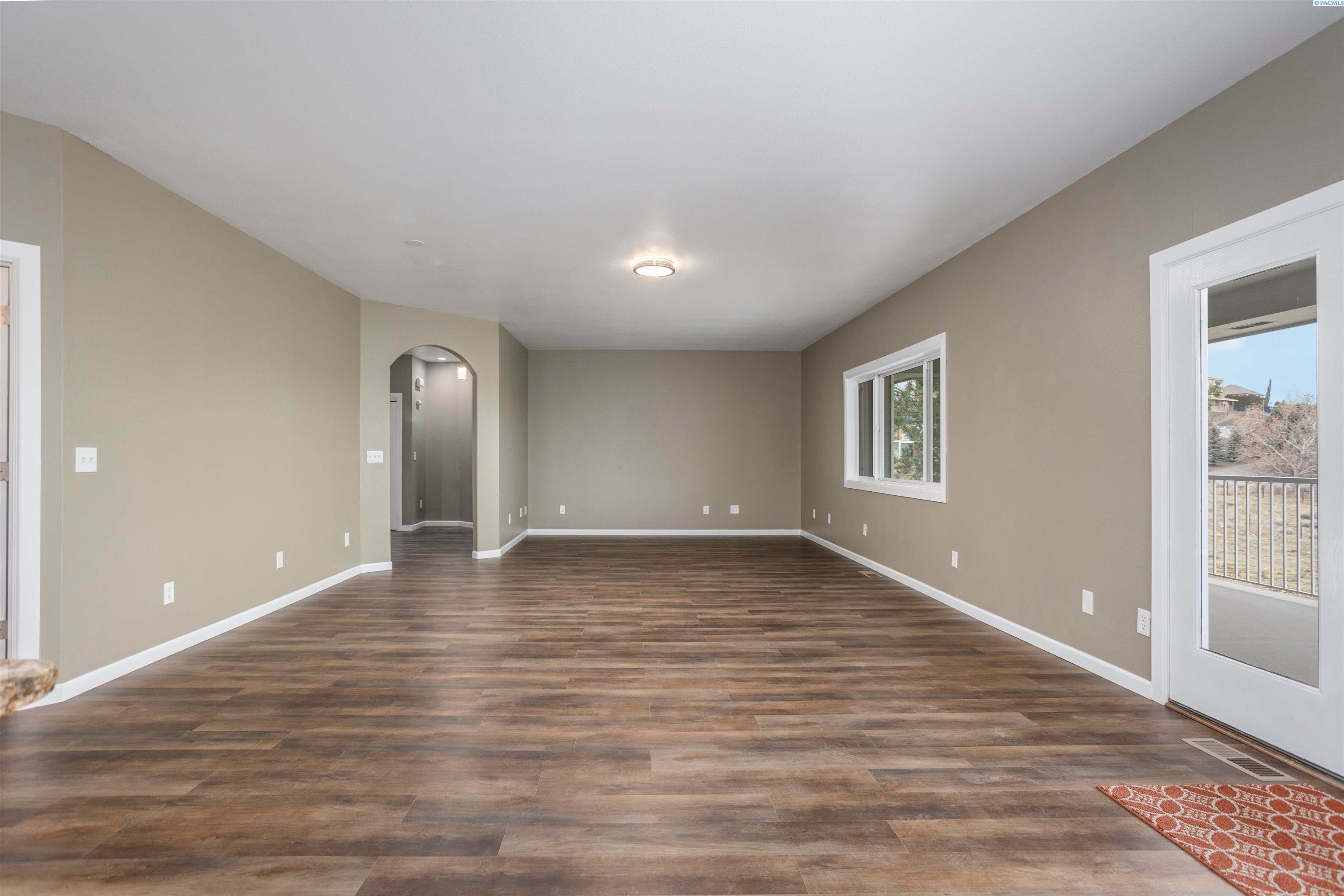 West Richland, Washington, 99353, United States, 5 Bedrooms Bedrooms, ,3 BathroomsBathrooms,Residential,For Sale,1923424