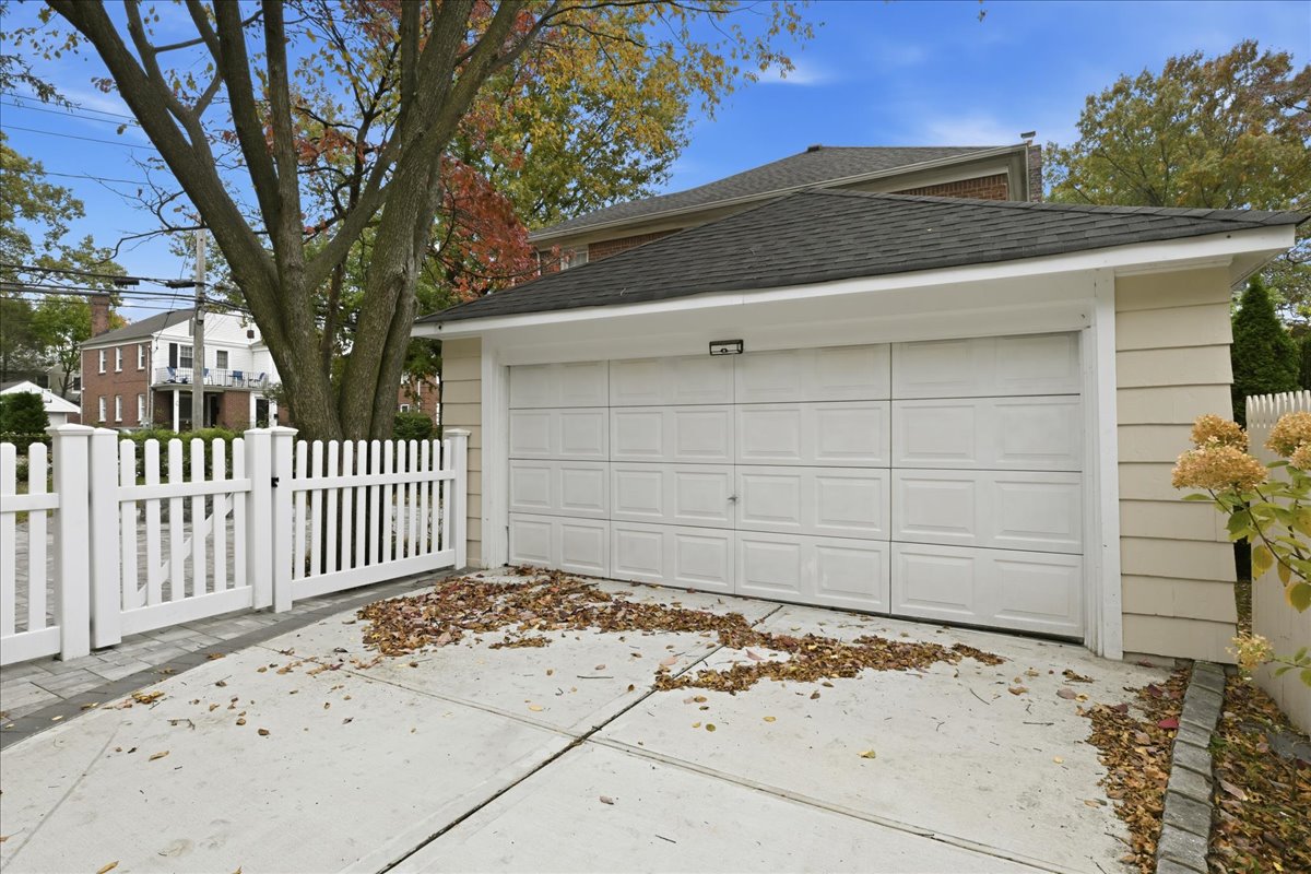 Floral Park, New York, 11001, United States, 4 Bedrooms Bedrooms, ,4 BathroomsBathrooms,Residential,For Sale,1977221