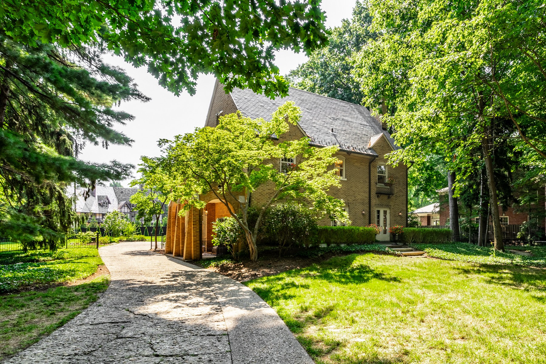  Gated English Tudor Home on One of the Most Desirable Blocks in Meridian Kessler - 物件實景