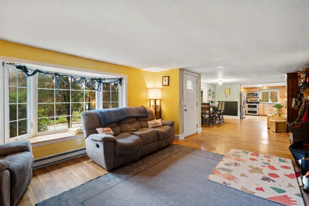 Marlborough, Massachusetts, 01752, United States, 3 Bedrooms Bedrooms, ,2 BathroomsBathrooms,Residential,For Sale,1968899