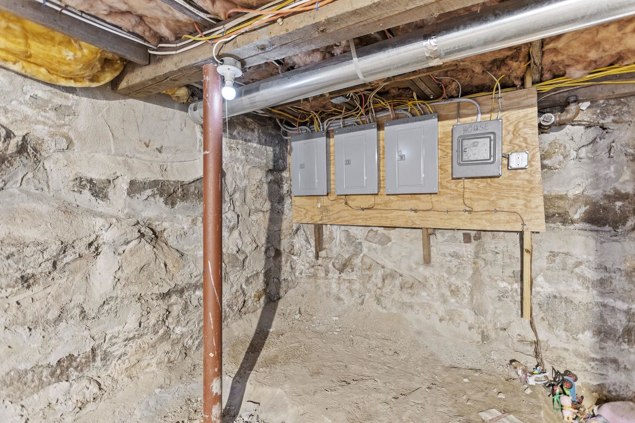 Manchester, New Hampshire, 03103, United States, ,Residential,For Sale,1981935