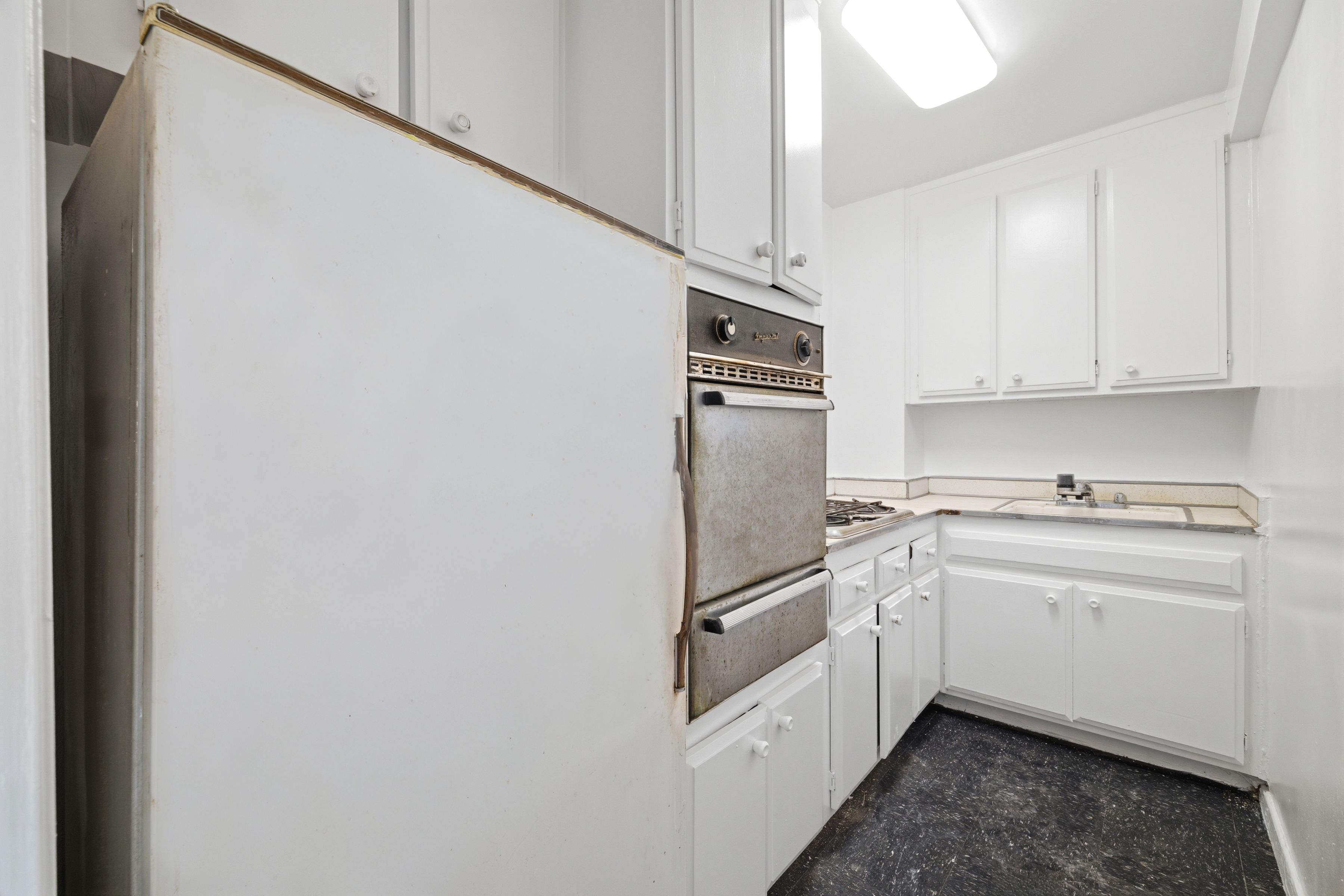 Very Bright Alcove Studio - Needs TLC - 物件實景
