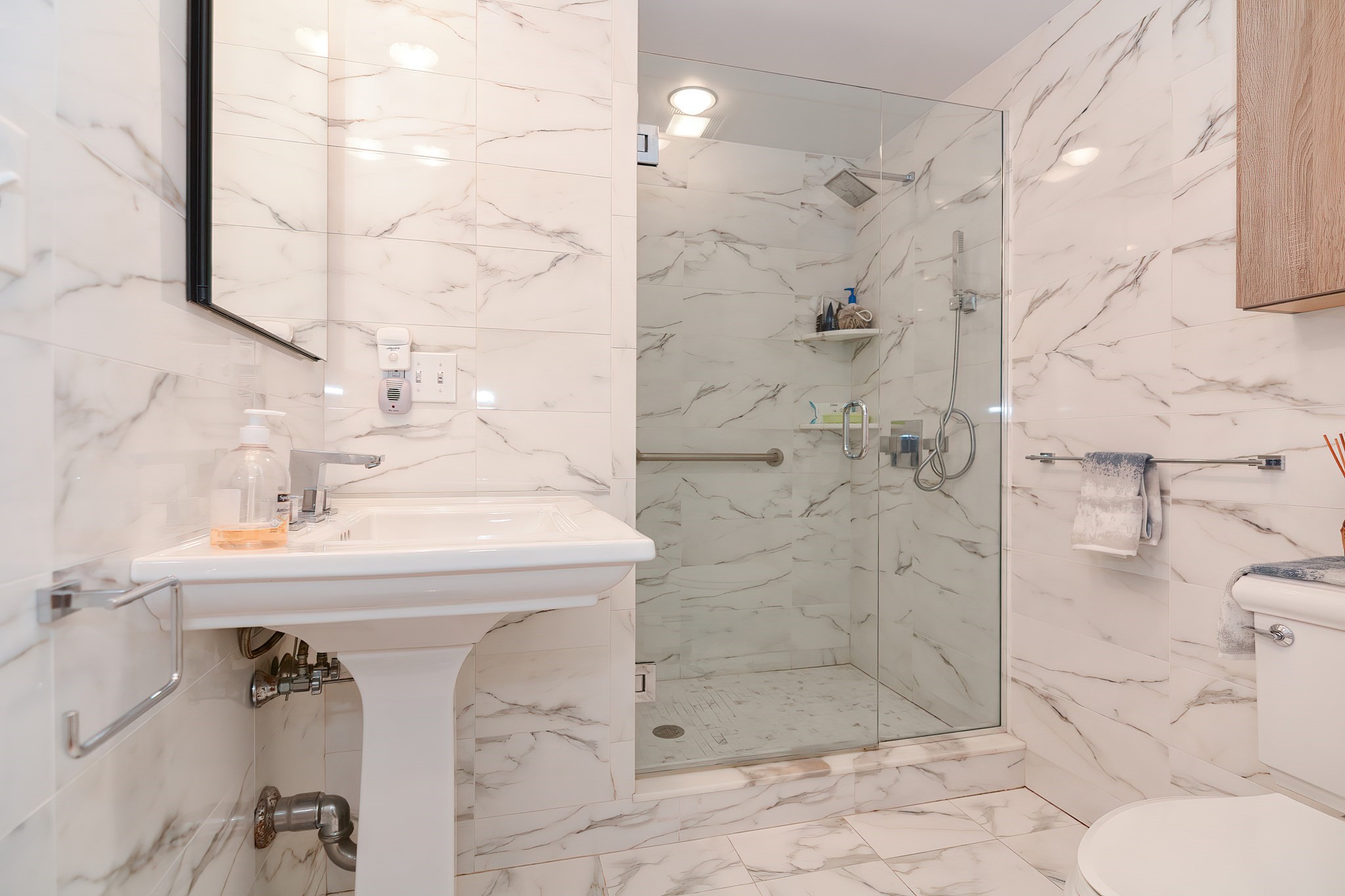 East Boston, Massachusetts, 02128, United States, 2 Bedrooms Bedrooms, ,1 BathroomBathrooms,Residential,For Sale,1938178
