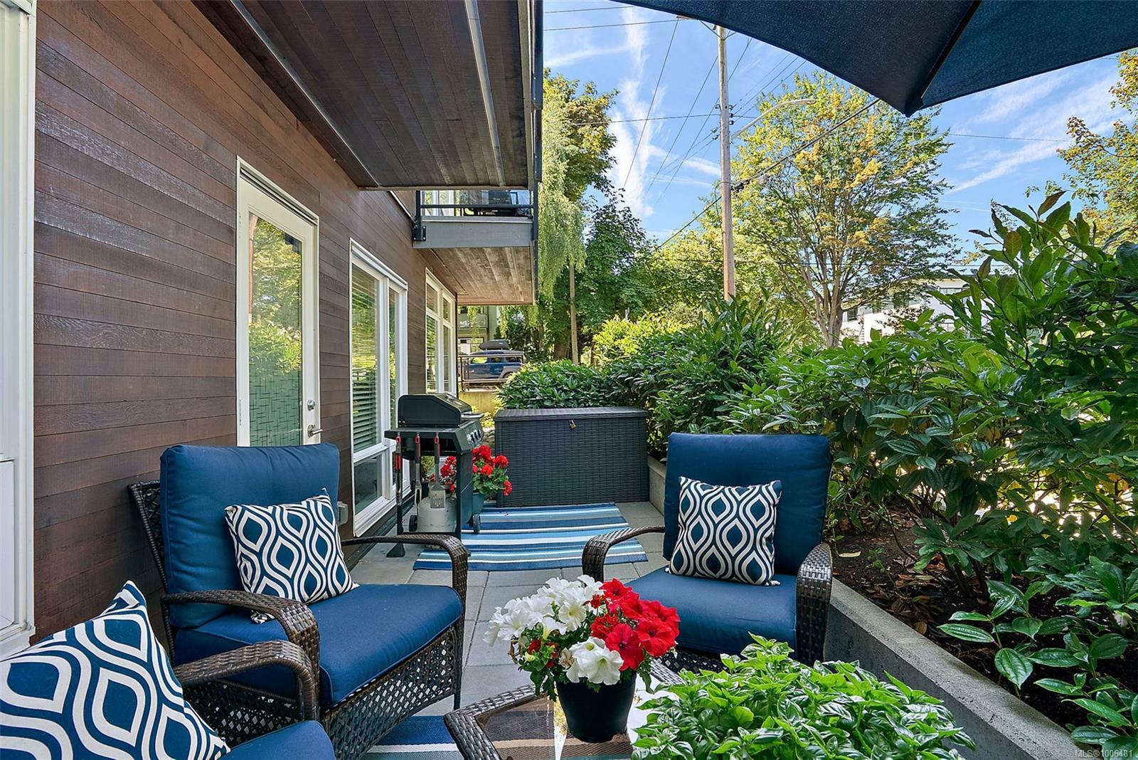VICTORIA, British Columbia, V8V 1R5, CA, 2 Bedrooms Bedrooms, ,Residential,For Sale,1885284