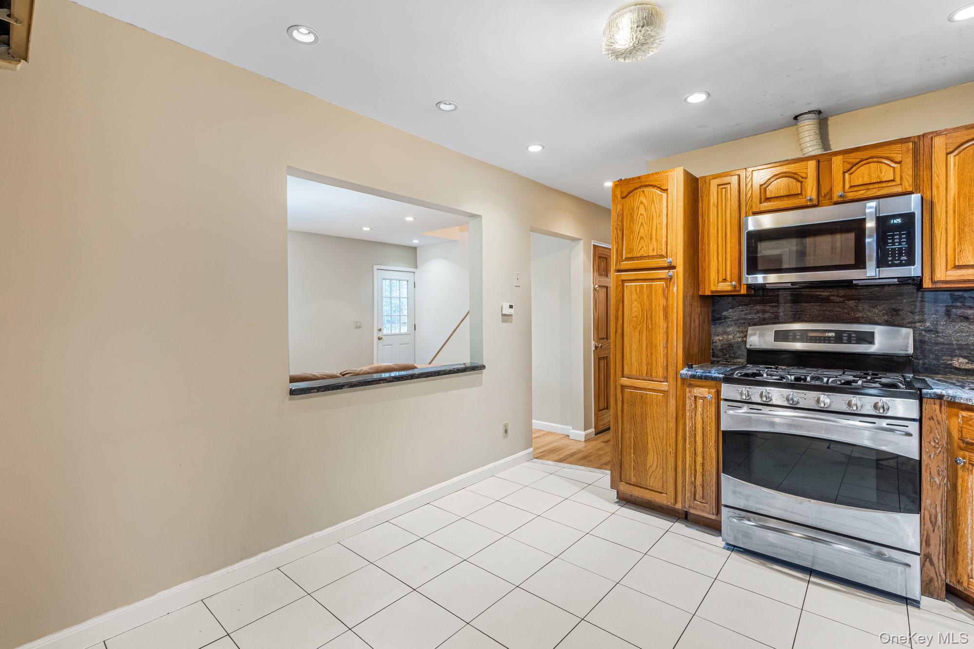  27-22 Bayside Lane, Flushing, NY, 11358 - 物件實景