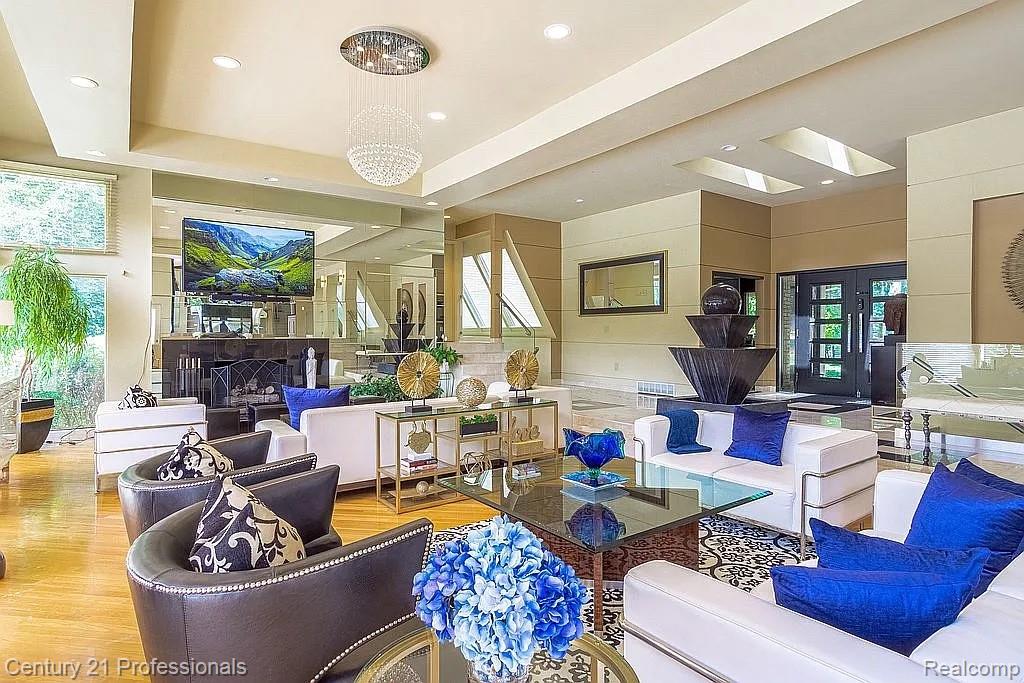 OrchardLake, Michigan, 48323, United States, 5 Bedrooms Bedrooms, ,5 BathroomsBathrooms,Residential,For Sale,1980200