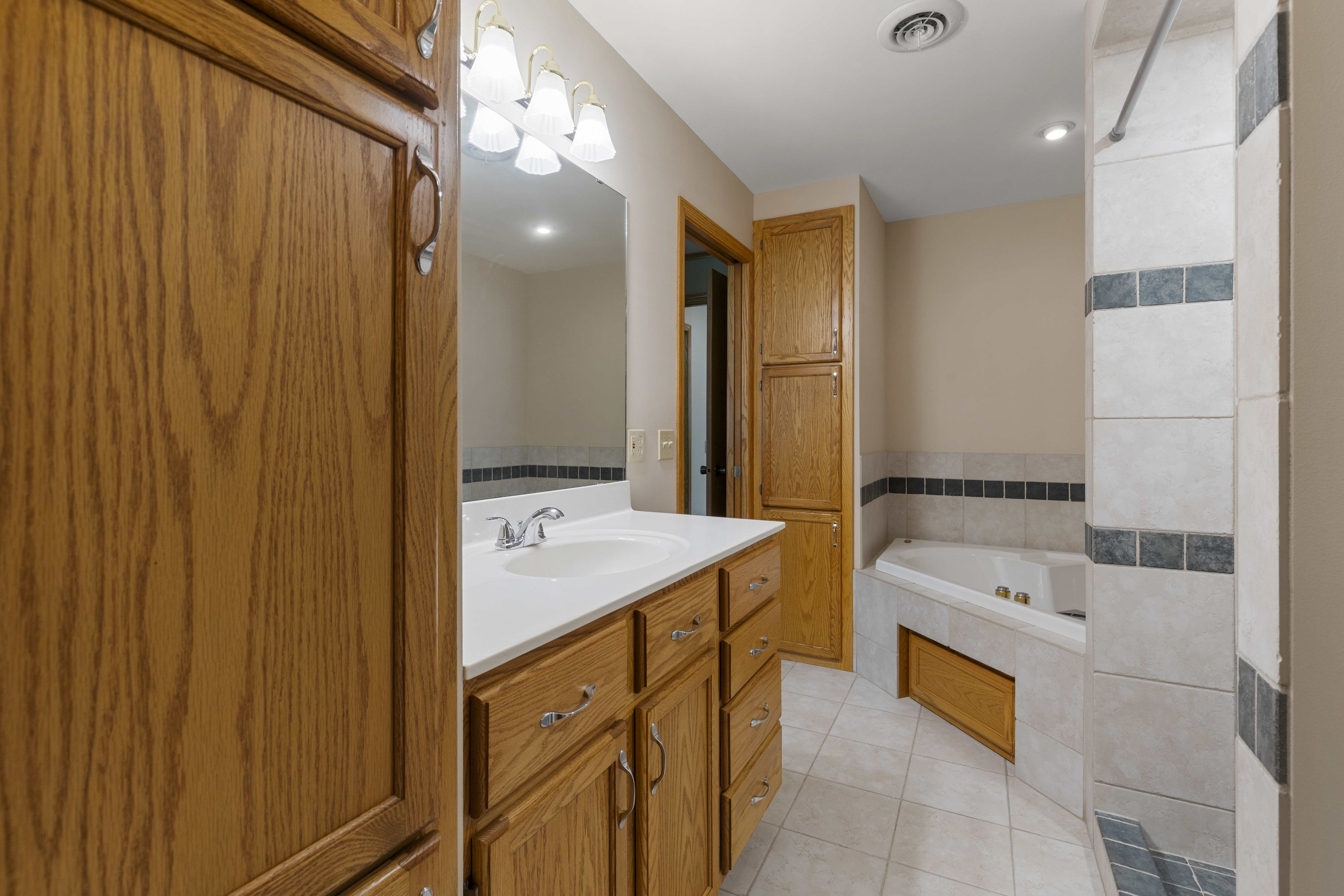  Inviting Champlin Living with Thoughtful Modern Updates - 物件實景