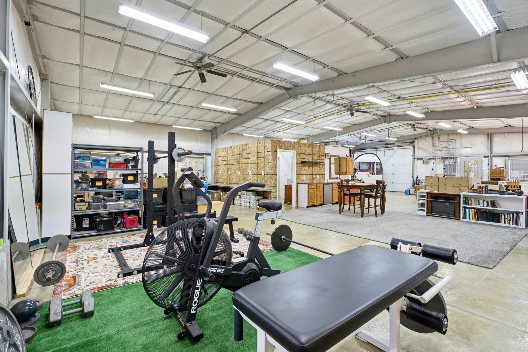  Custom Home with a 2400 Square Foot Shop with Plumbing and Electricity - 物件實景
