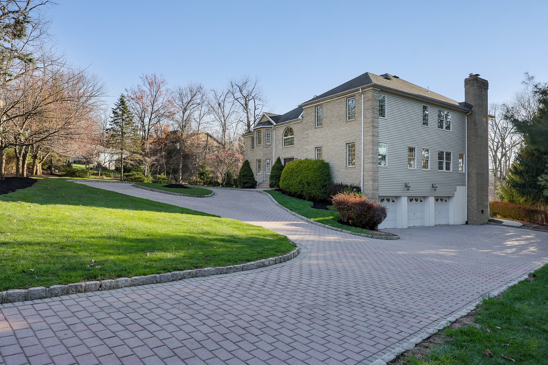  Impressive Seven Bedroom Colonial Offer Privacy and Practicality - 物件實景