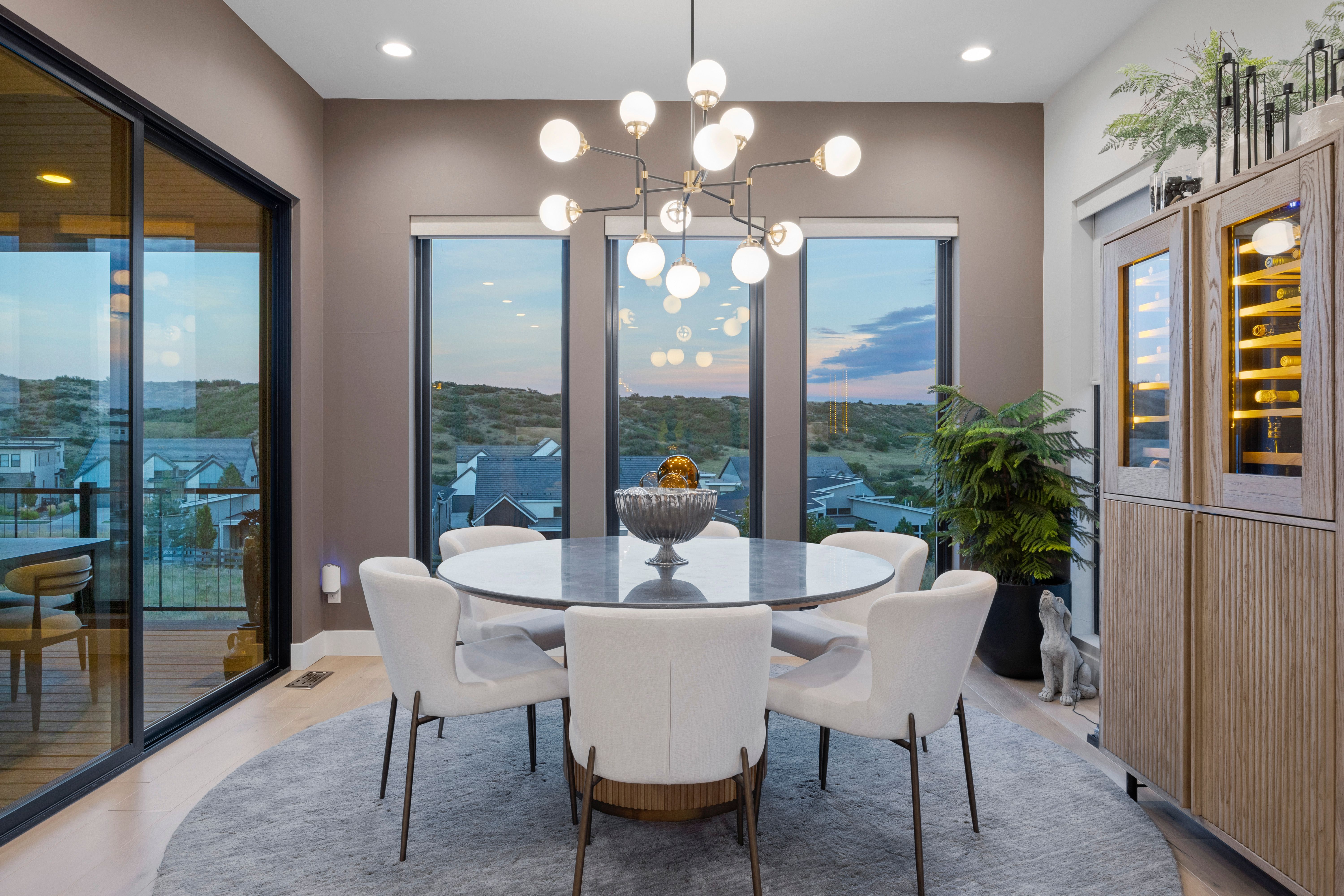  Abundance of Large Windows Showcasing Peaceful Canyon and Ridge Views - 物件實景