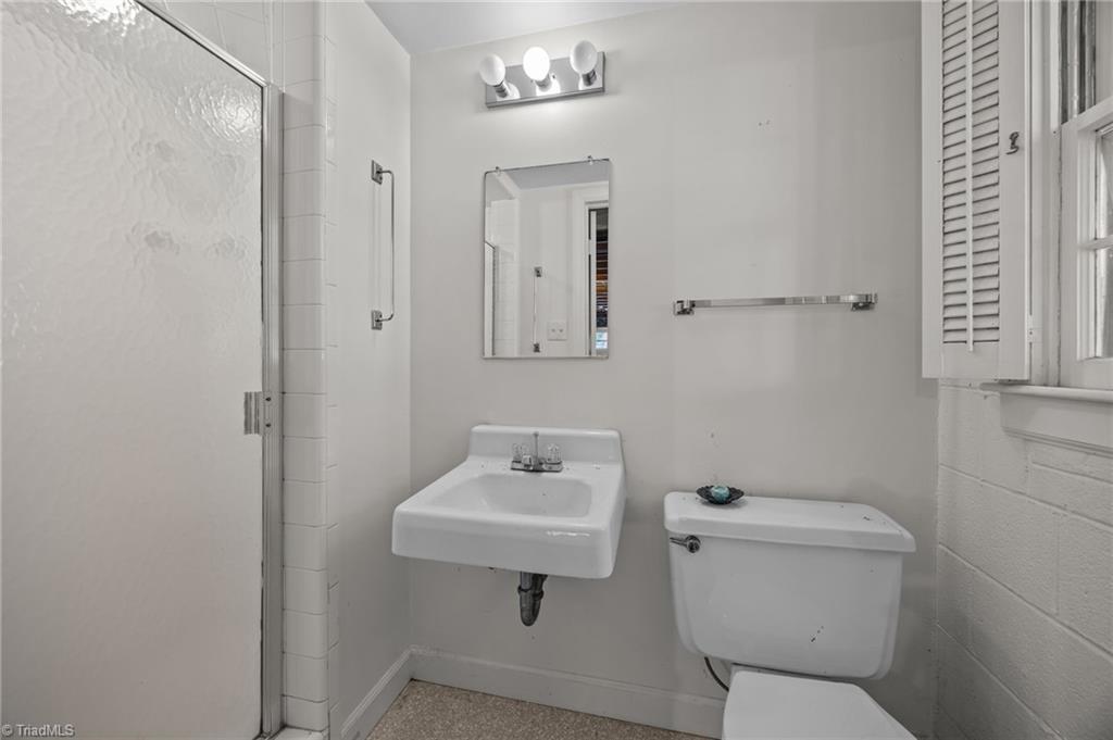 High Point, North Carolina, 27262, United States, 5 Bedrooms Bedrooms, ,4 BathroomsBathrooms,Residential,For Sale,1925566