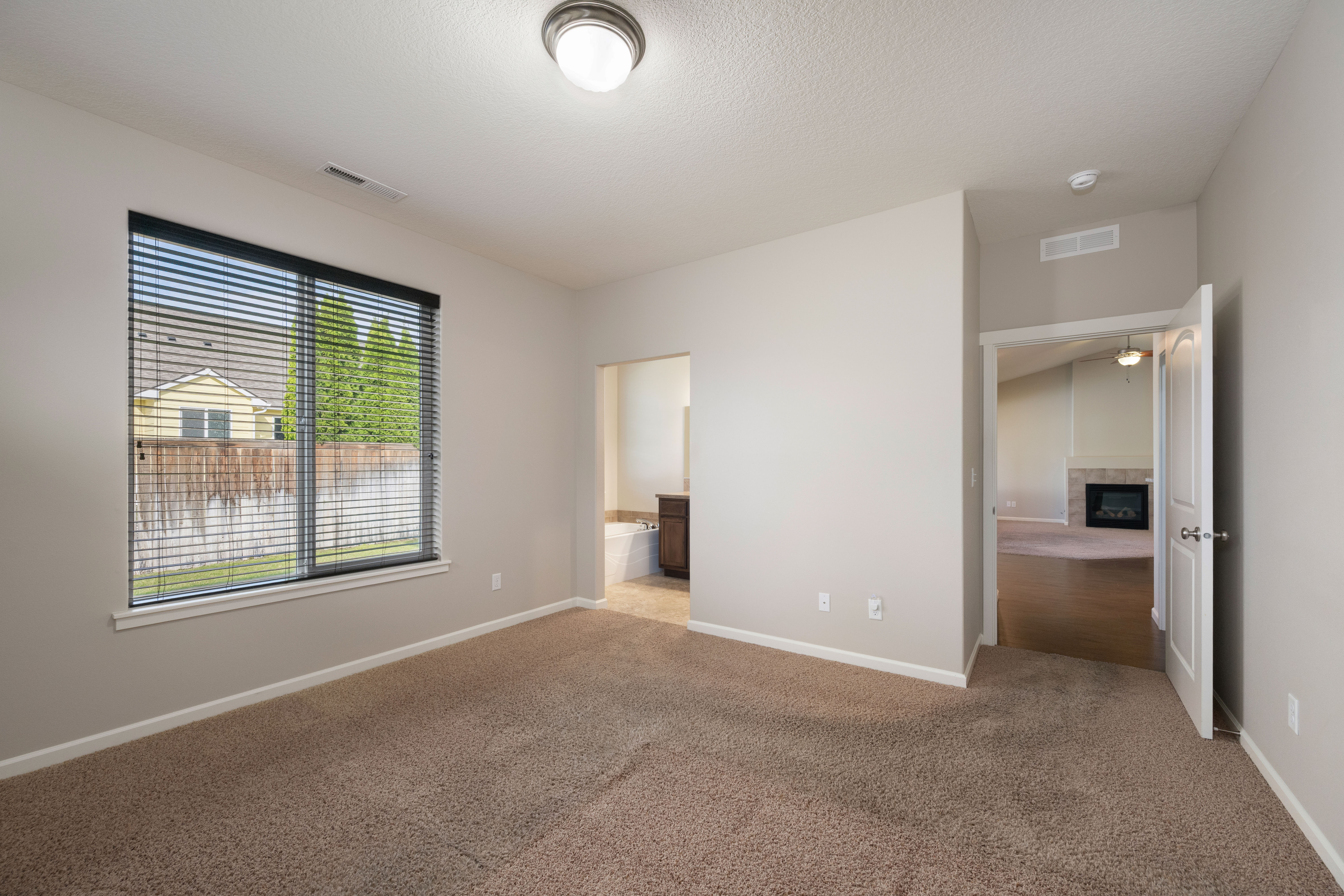  Welcome to this well-maintained 3-bedroom, 2-bath New Tradition resale - 物件實景