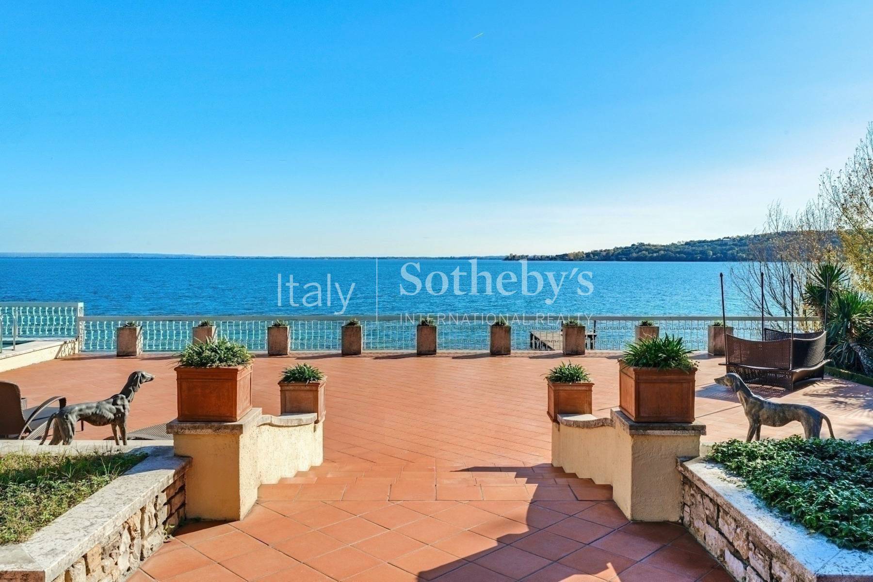  Prestigious lakefront estate with private boathouse and dock - 物件實景