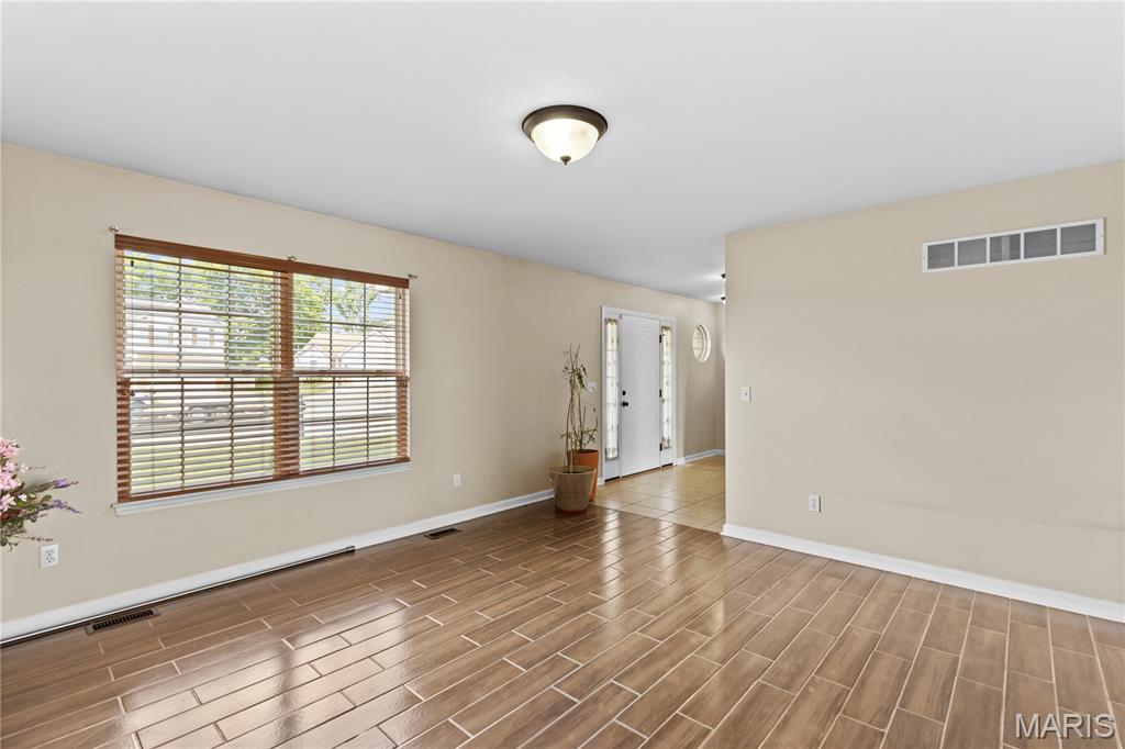 Arnold, Missouri, 63010, United States, 5 Bedrooms Bedrooms, ,4 BathroomsBathrooms,Residential,For Sale,1876130