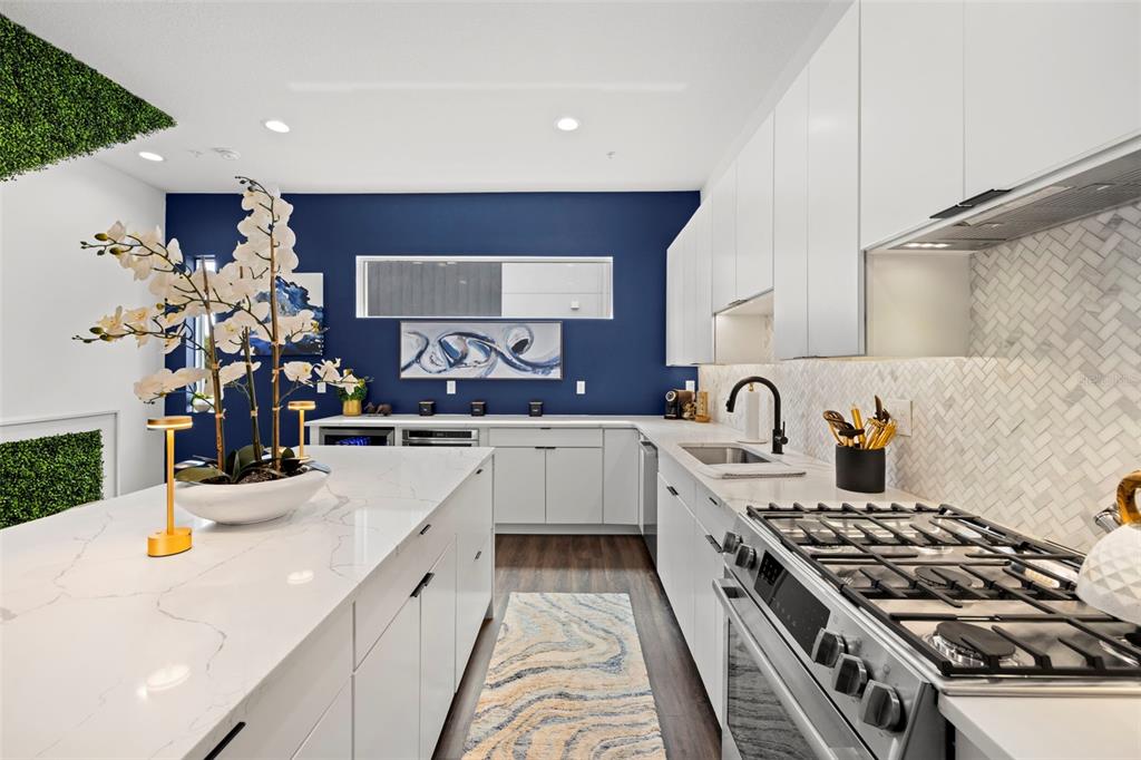 St Petersburg, Florida, 33701, United States, 2 Bedrooms Bedrooms, ,3 BathroomsBathrooms,Residential,For Sale,1994589