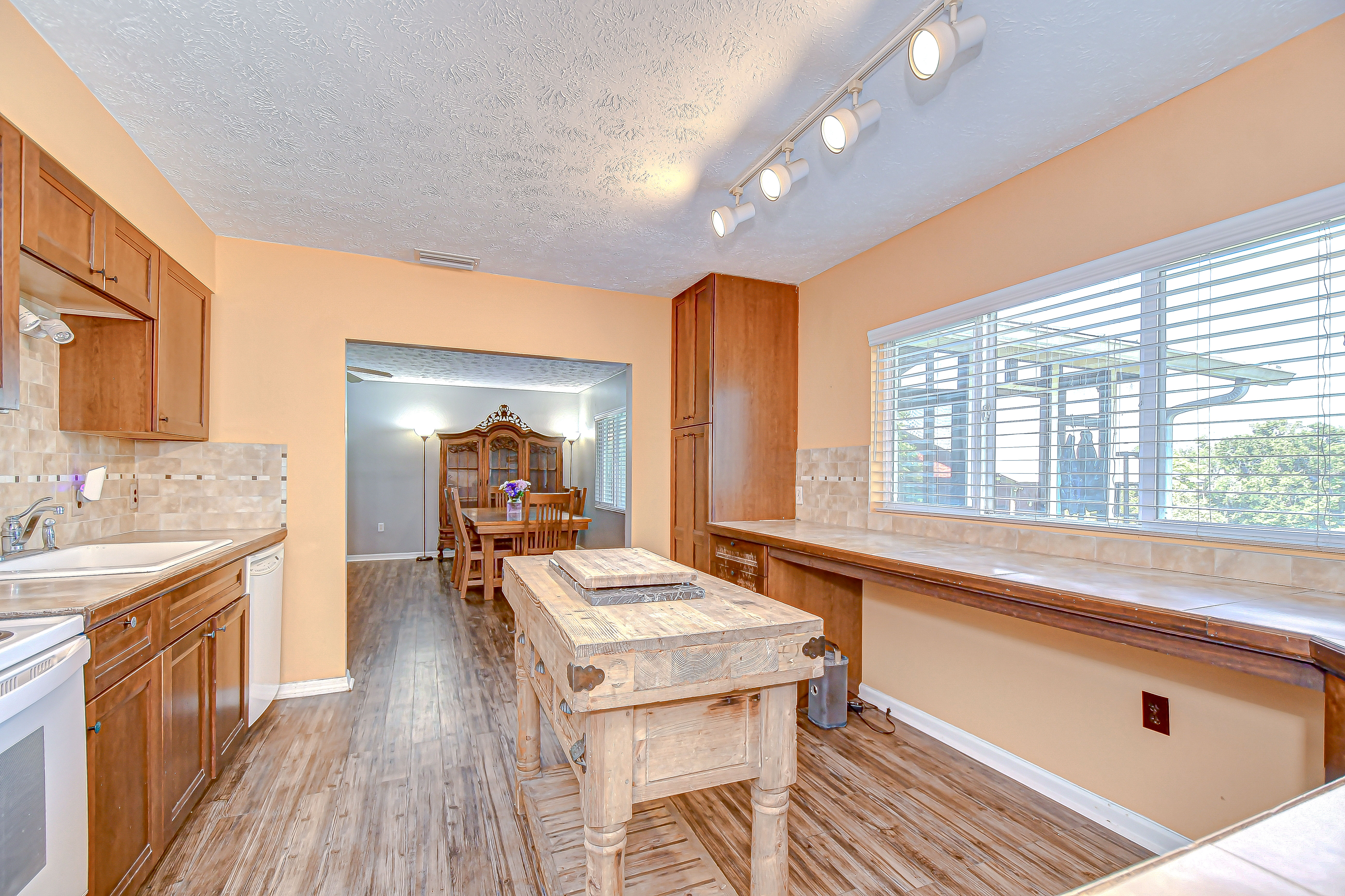 Dade City, Florida, 33523, United States, 4 Bedrooms Bedrooms, ,3 BathroomsBathrooms,Residential,For Sale,1873323