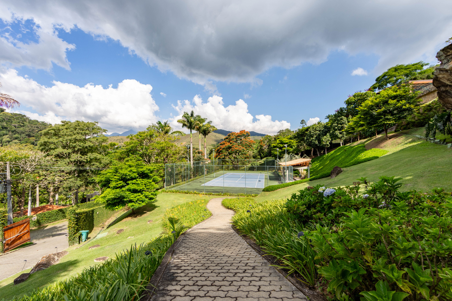  Signature residence integrated with nature in a private mountain setting - 物件實景