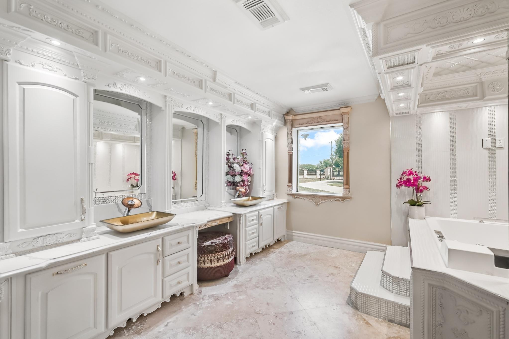 Kingsville, Texas, 78363, United States, 5 Bedrooms Bedrooms, ,6 BathroomsBathrooms,Residential,For Sale,1925551