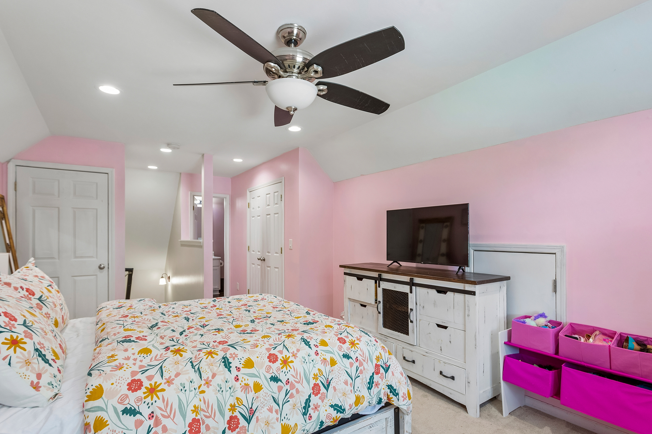  Beautifully Updated and Move-in Ready Four Bedroom Home - 物件實景
