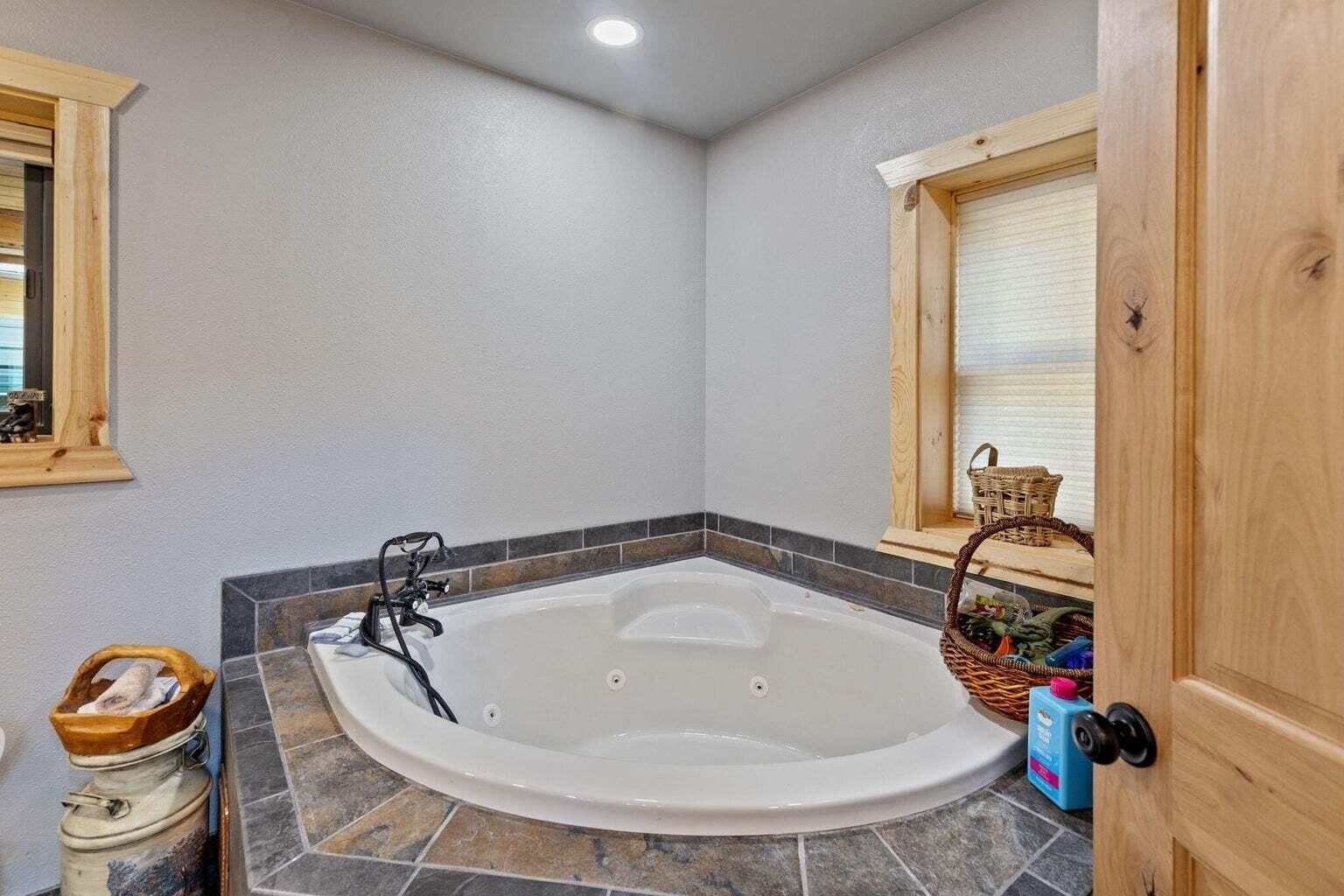 Canyonville, Oregon, 97417, United States, 2 Bedrooms Bedrooms, ,2 BathroomsBathrooms,Residential,For Sale,1981703