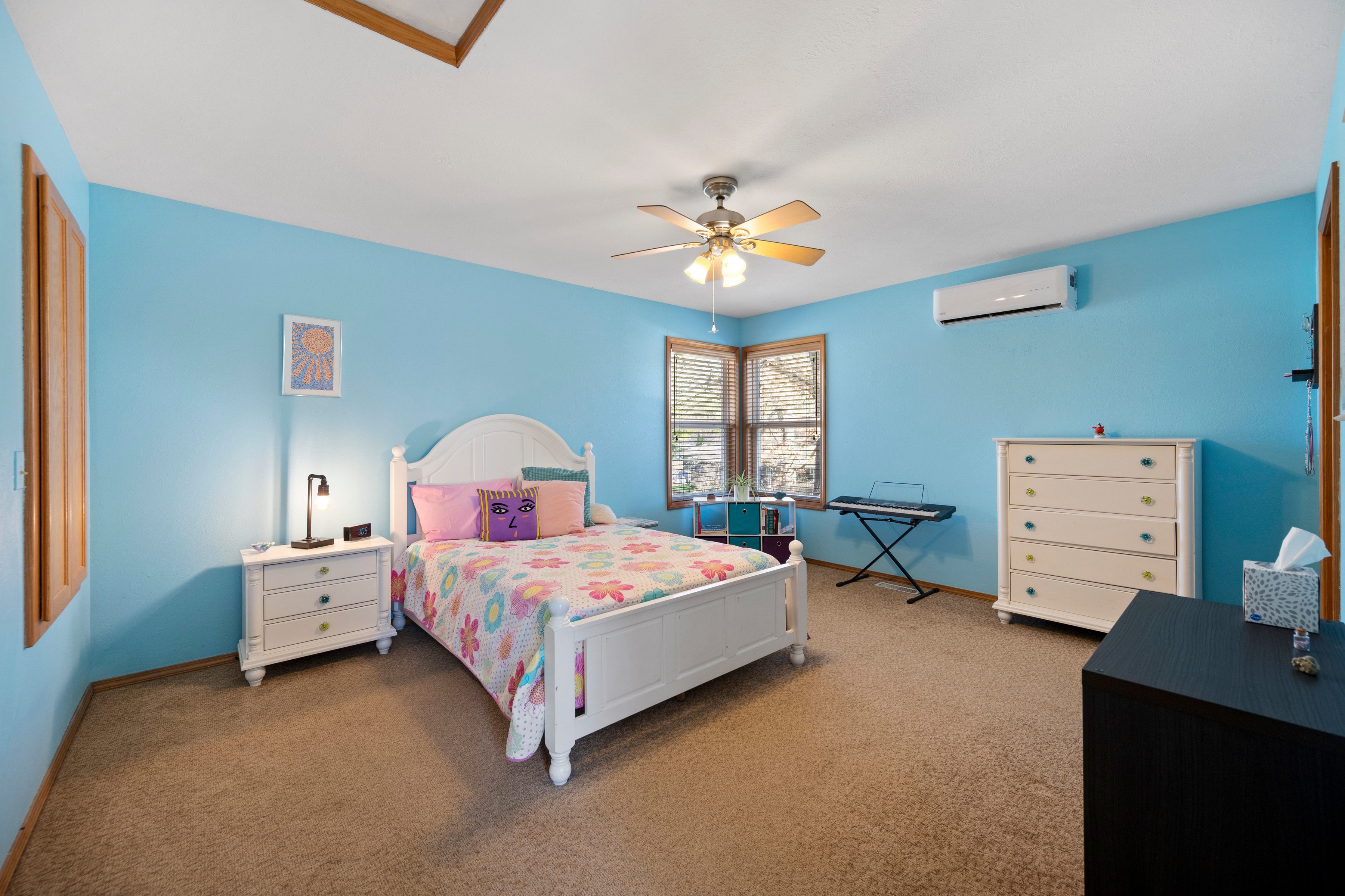  Timeless Mid-Century Design with Sunroom Living and Garden Oasis - 物件實景