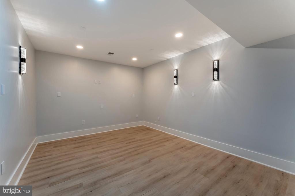 Herndon, Virginia, 20170, United States, 6 Bedrooms Bedrooms, ,6 BathroomsBathrooms,Residential,For Sale,1941281