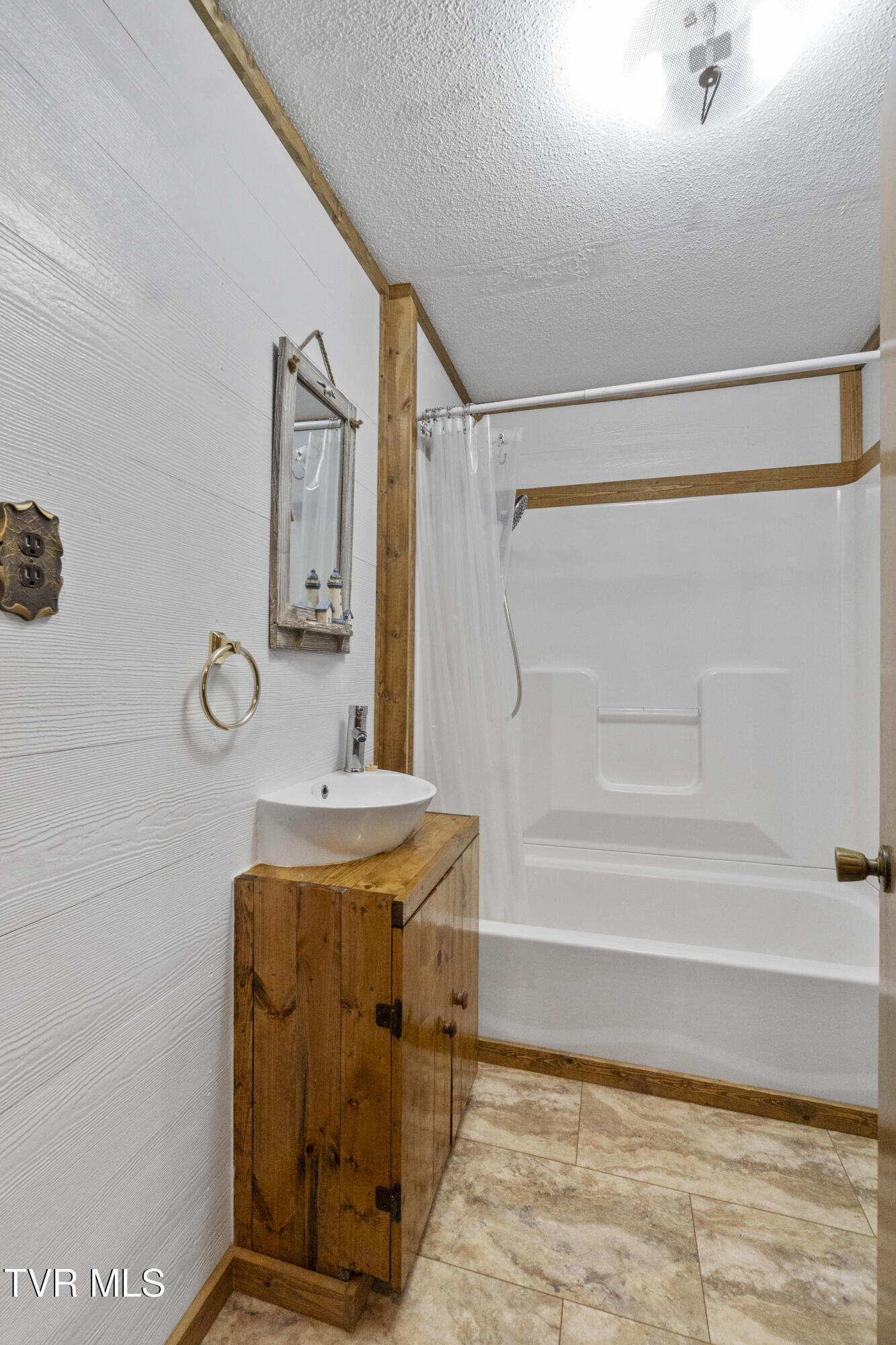 Greeneville, Tennessee, 37743, United States, 3 Bedrooms Bedrooms, ,2 BathroomsBathrooms,Residential,For Sale,1982221