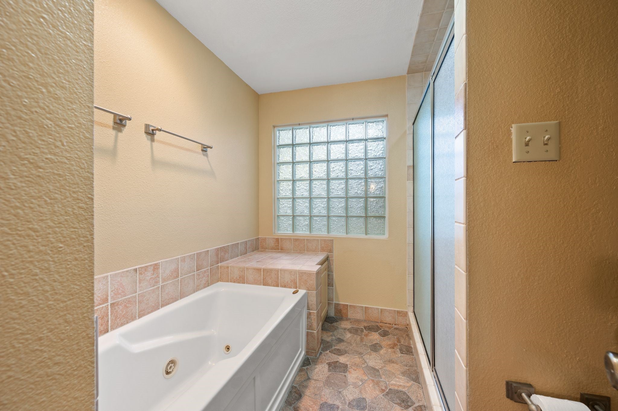 Arlington, Texas, 76012, United States, 4 Bedrooms Bedrooms, ,3 BathroomsBathrooms,Residential,For Sale,1987019