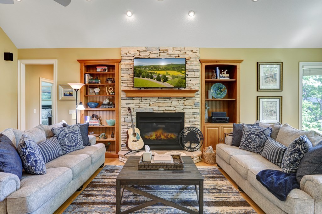 Young Harris, Georgia, 30582, United States, 4 Bedrooms Bedrooms, ,3 BathroomsBathrooms,Residential,For Sale,1944949