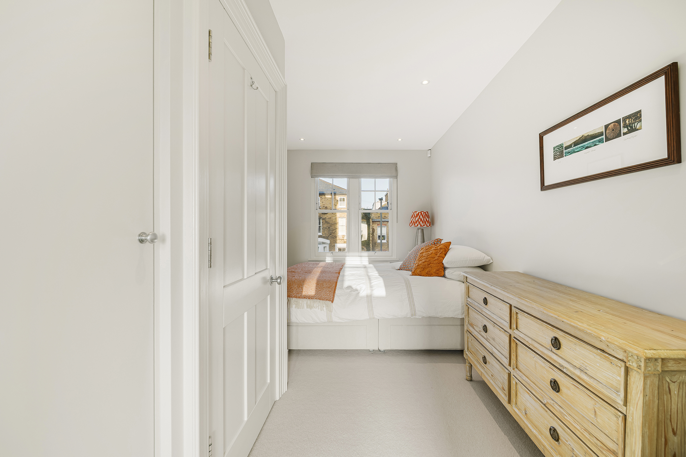  A beautifully elegant Victorian house with driveway parking and a south-facing g - 物件實景