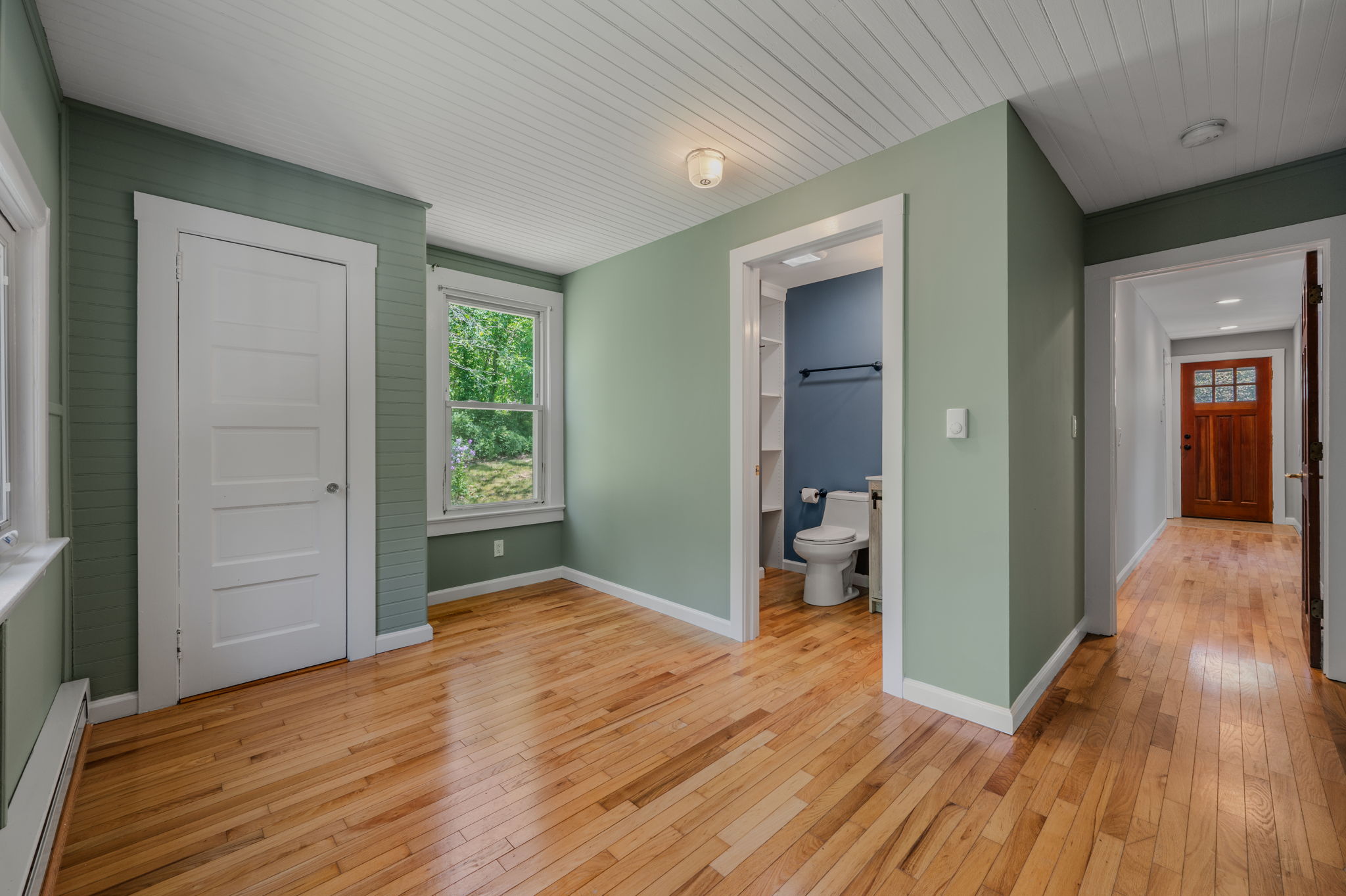  Find privacy and charm in this beautifully updated Waterford home. - 物件實景